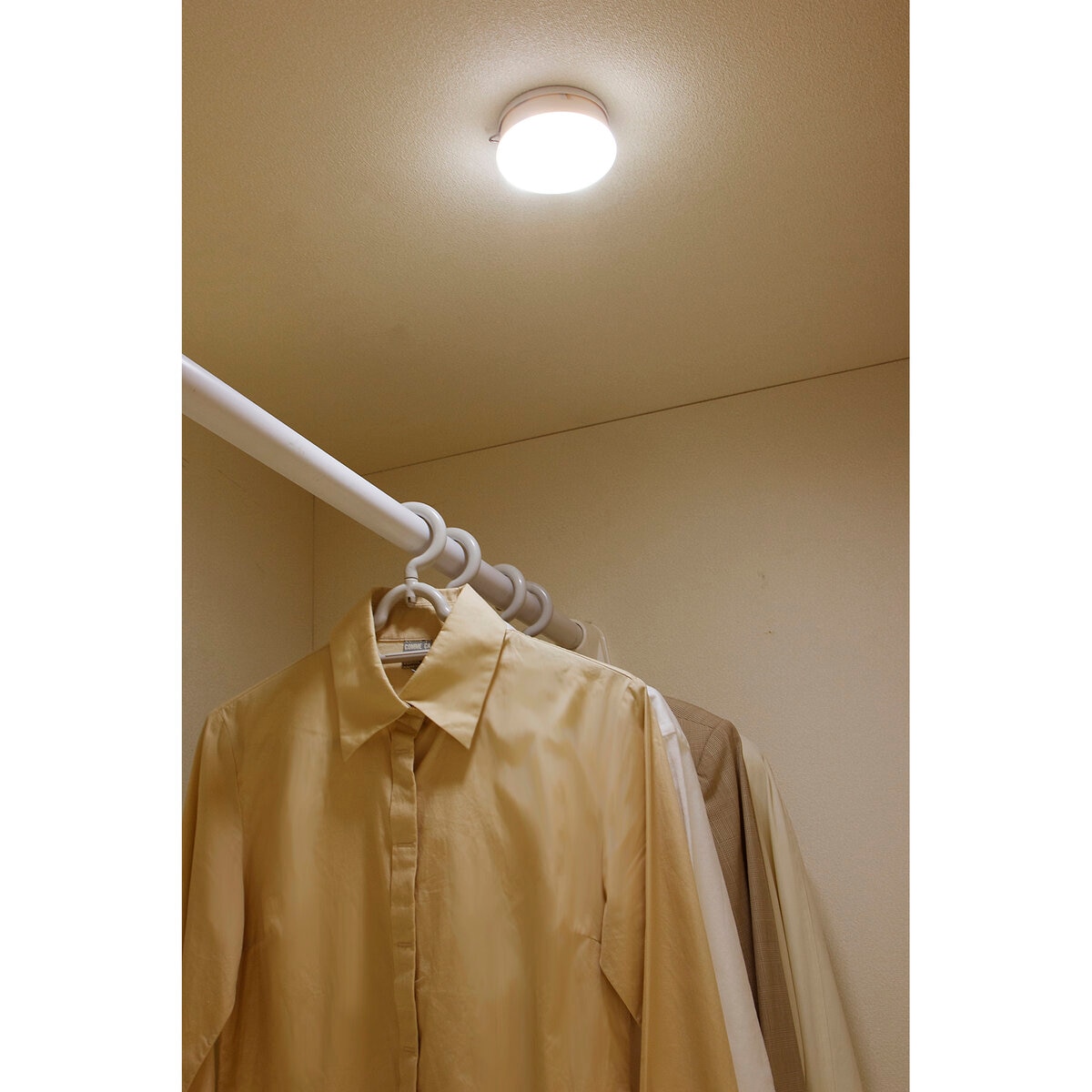 アイリスオーヤマ乾電池式ＬＥＤセンサーライト マルチタイプ 電球色