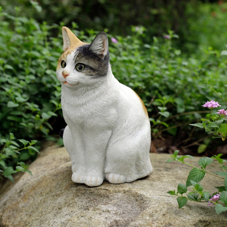 ウービア お座り三毛猫の置物 H23088