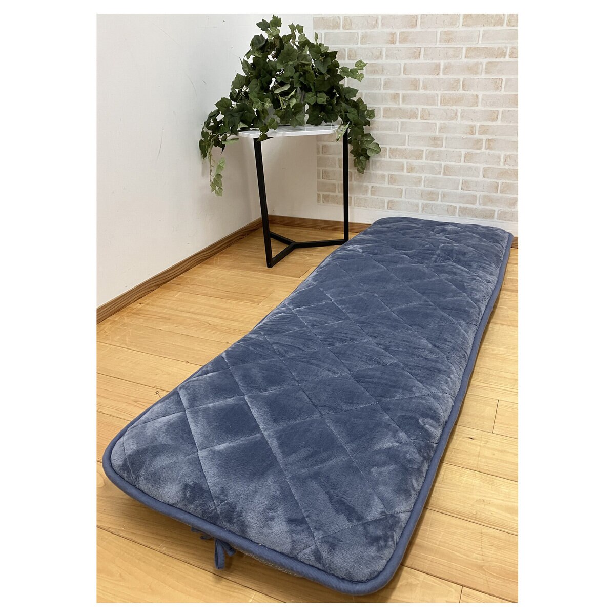 ネイビーブルーの長方形クッション 昭和西川 極厚ウレタン入り長座布団 ネイビー | Costco Japan