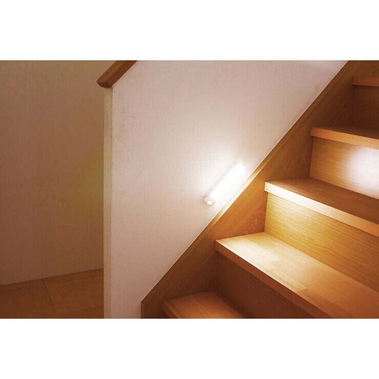 アイリスオーヤマ 乾電池式ＬＥＤセンサーライト ウォールタイプ 電球色