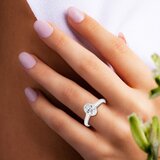 18K ホワイトゴールド 0.77カラット オーバル シェイプ ダイヤモンド リング