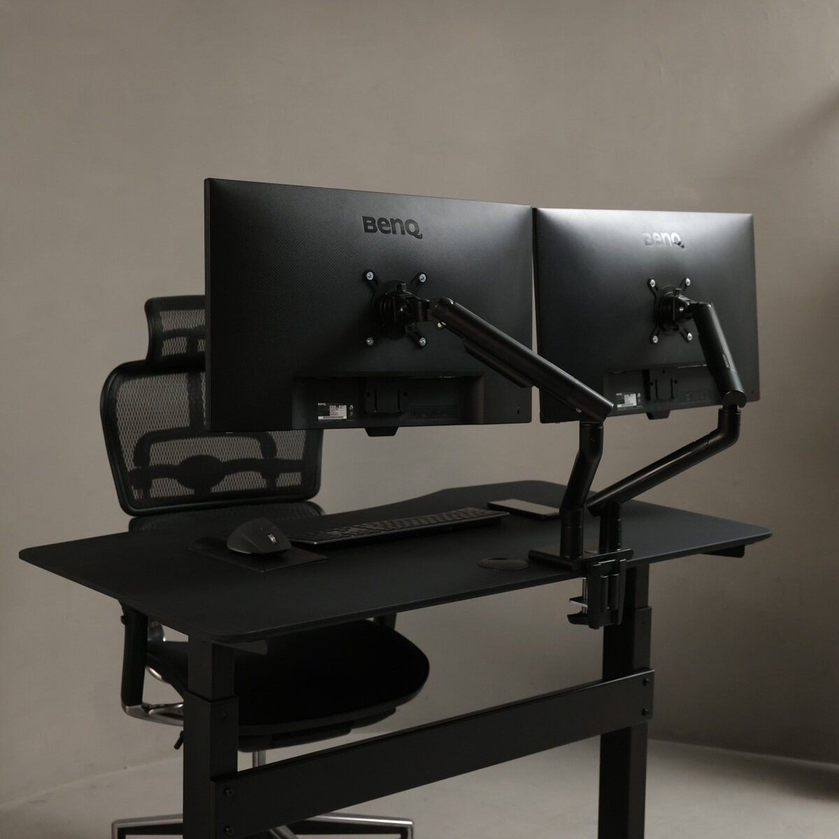 iggy / デュアルモニターアーム / DA122 / 耐荷重2～9kg / 13～32インチ対応 / ブラック