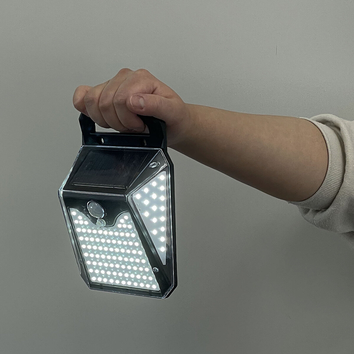 トレードワン モーションセンサー付照明 マグネットナイトスター 121灯 トレードワン モーションセンサー付照明 マグネットナイトスター 121灯