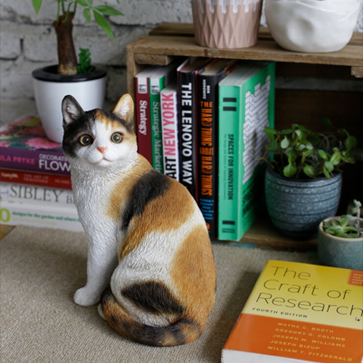 ウービア 振り返る三毛猫の置物 H23027