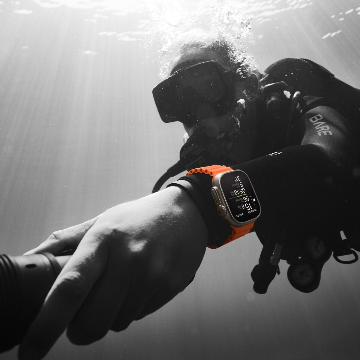 Apple Watch Ultra 2（GPS + Cellularモデル）- 49mmチタニウムケースとオレンジオーシャンバンド