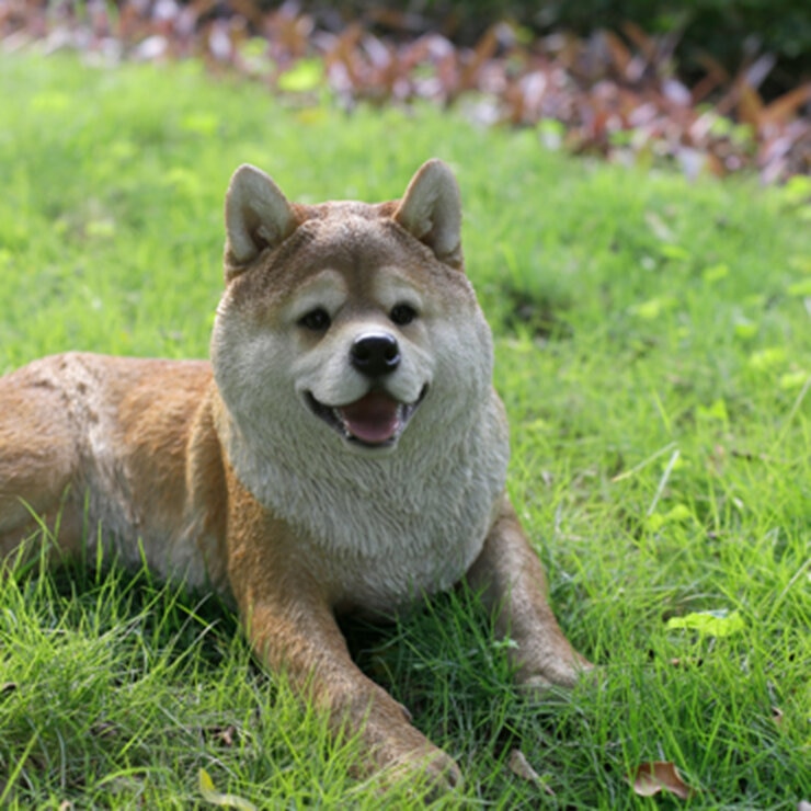 ウービア うつぶせ秋田犬の置物 H21031