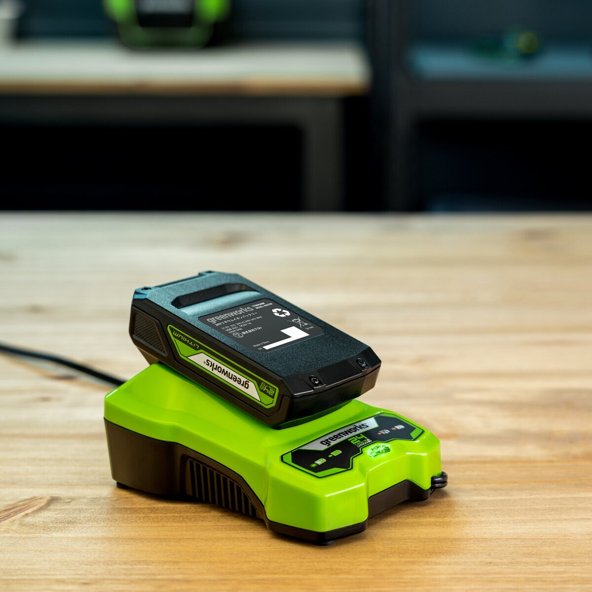 Greenworks 24V 2Ah 電動工具用バッテリー＆専用充電器 CKG70009