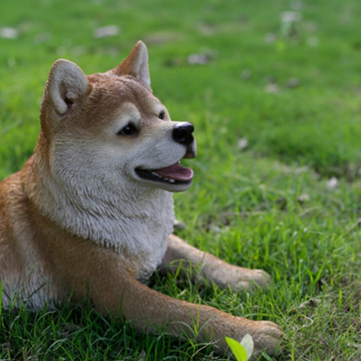 ウービア うつぶせ秋田犬の置物 H21031