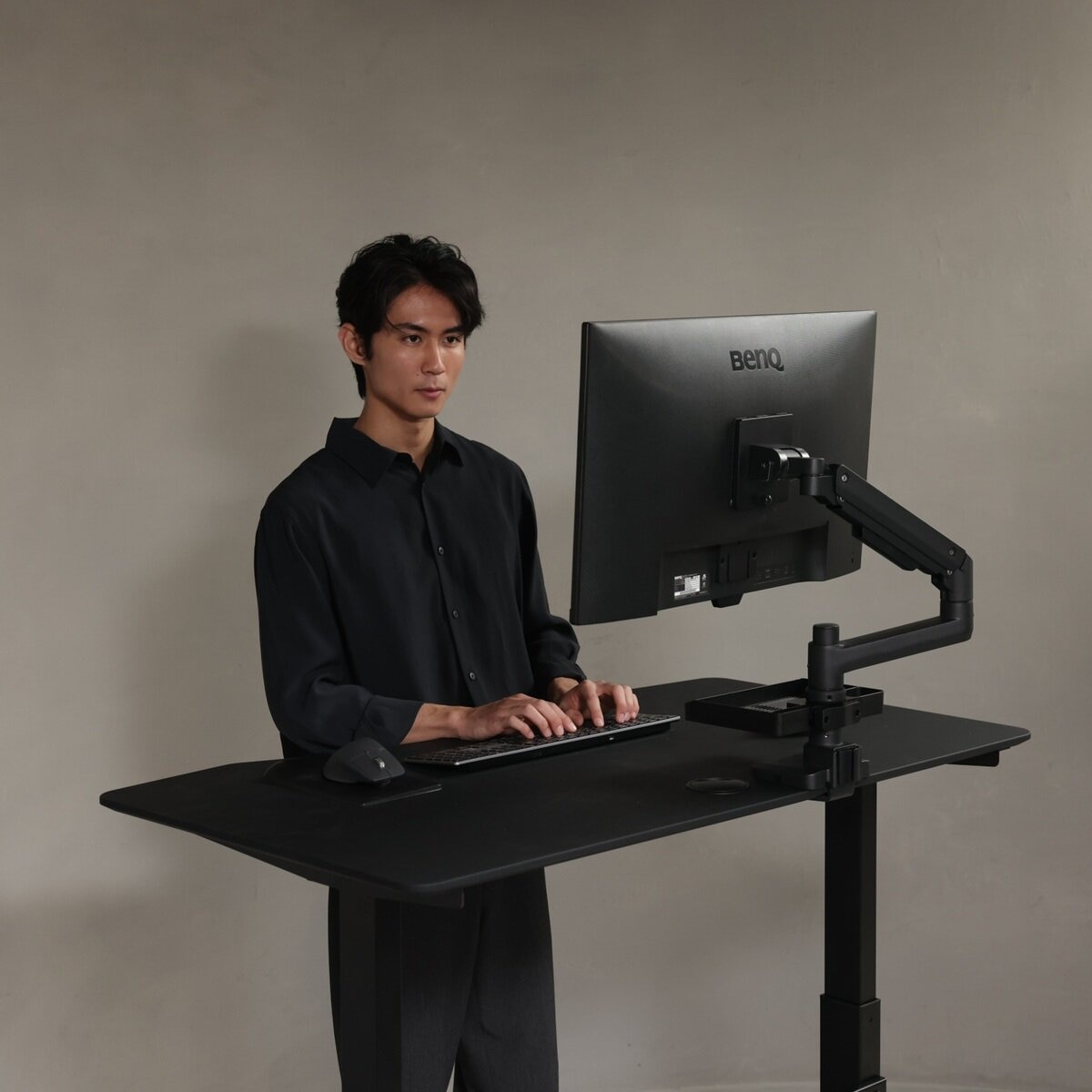 iggy / モニターアーム / LS112 +専用トレイセット/ 耐荷重20kg / 17～49インチ対応 / ブラック