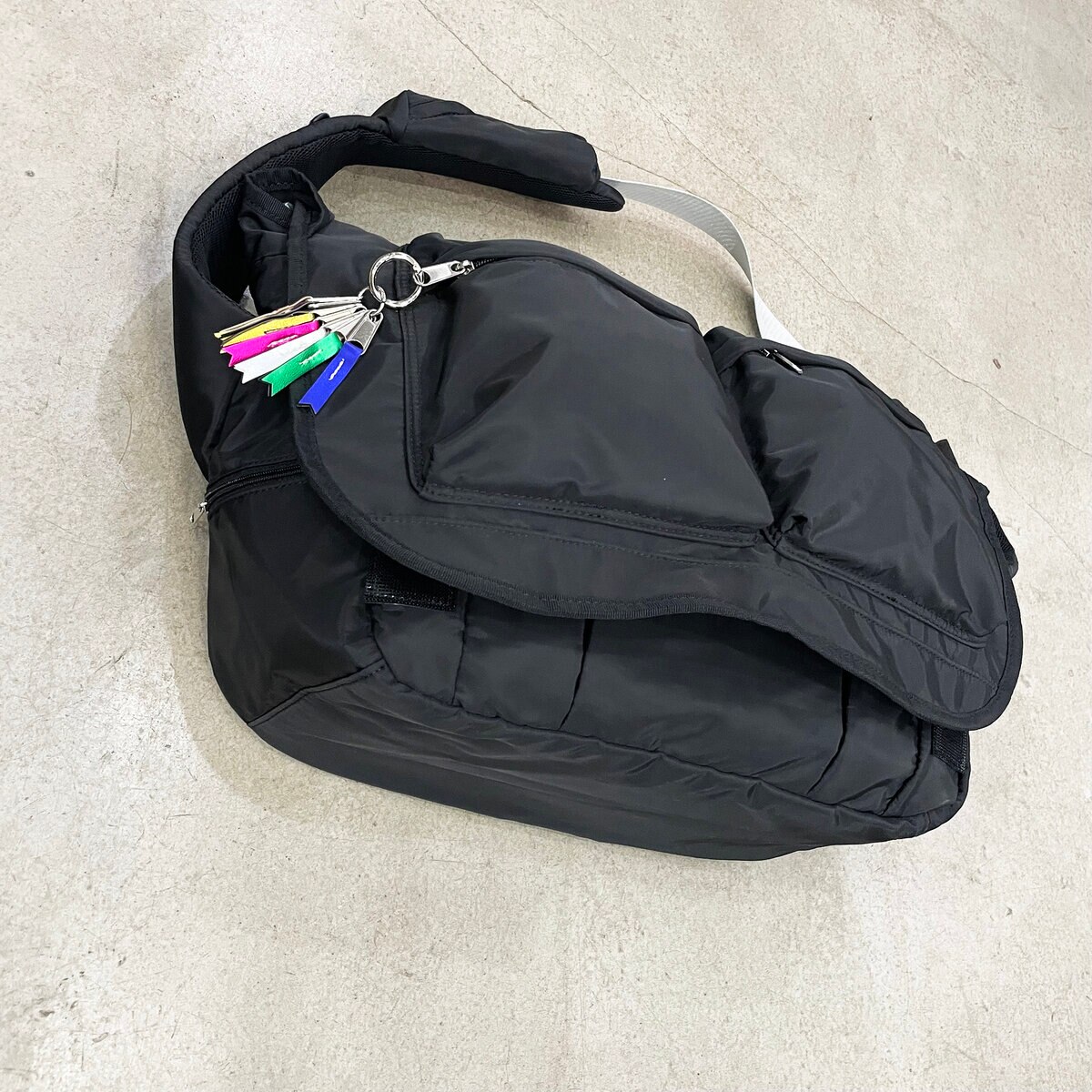 チーク ビッグメッセンジャーバッグ ブラック