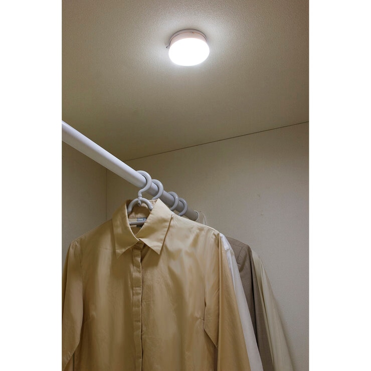 アイリスオーヤマ乾電池式LEDセンサーライト マルチタイプ 昼白色/電球色 アイリスオーヤマ乾電池式LEDセンサーライト マルチタイプ 昼白色/電球色