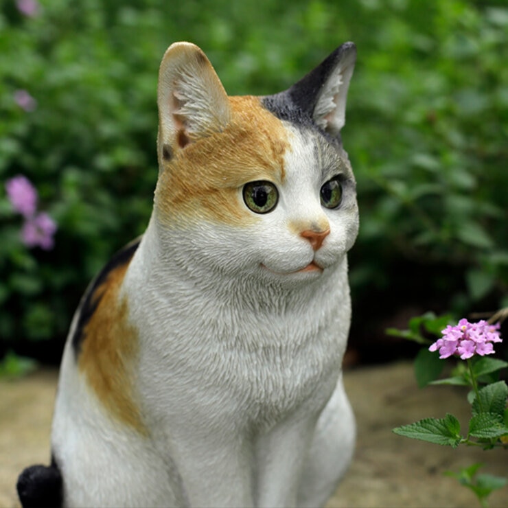 ウービア お座り三毛猫の置物 H23088