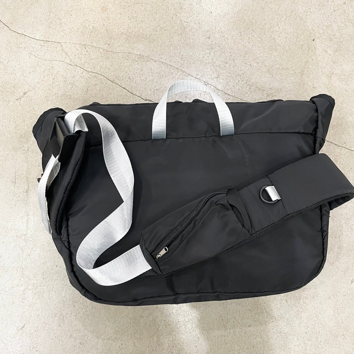 チーク ビッグメッセンジャーバッグ ブラック