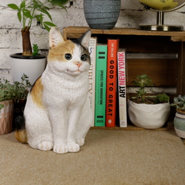 ウービア お座り三毛猫の置物 H23088