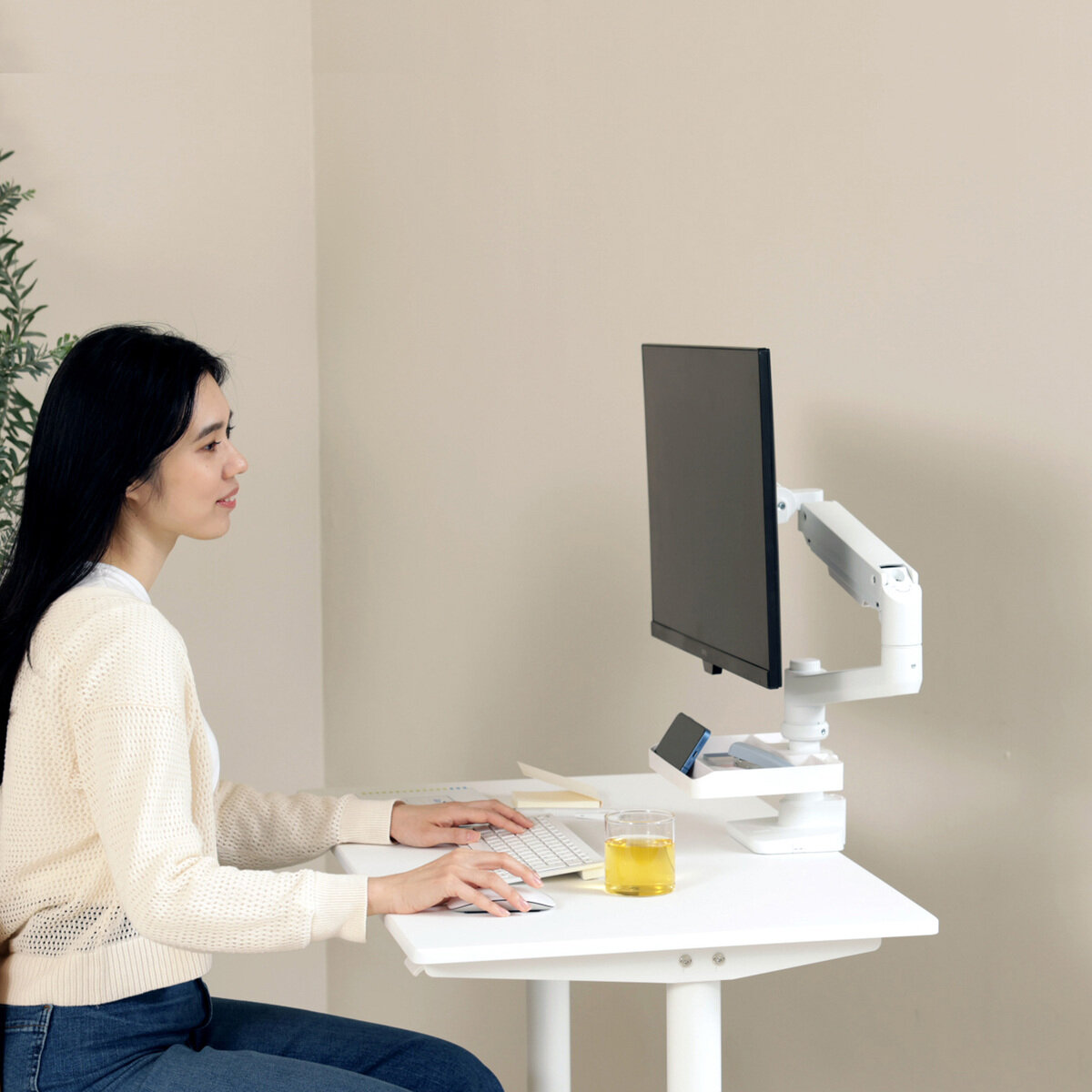 iggy / モニターアーム / LS112 +専用トレイセット/ 耐荷重20kg / 17~49インチ対応 / ホワイト iggy / モニターアーム / LS112 +専用トレイセット/ 耐荷重20kg / 17~49インチ対応 / ホワイト