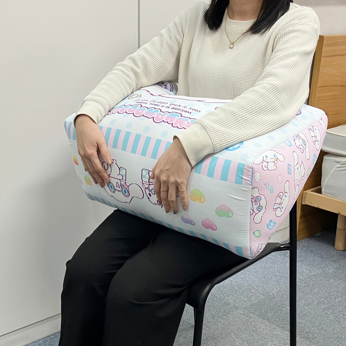 冷感くつろぎ三角クッション シナモロール