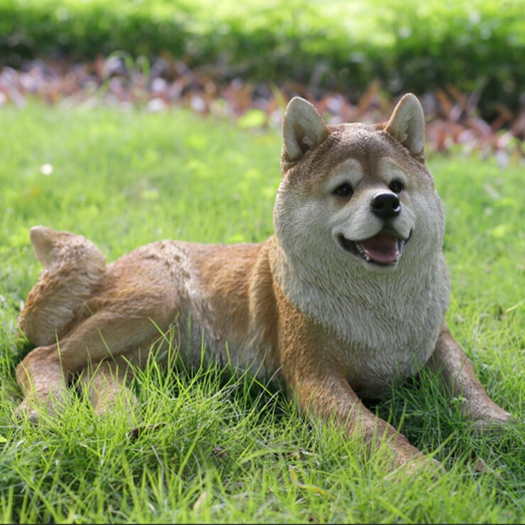 ウービア うつぶせ秋田犬の置物 H21031