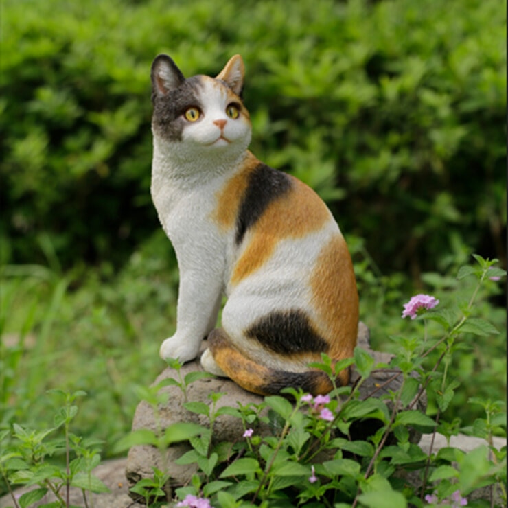 ウービア 振り返る三毛猫の置物 H23027