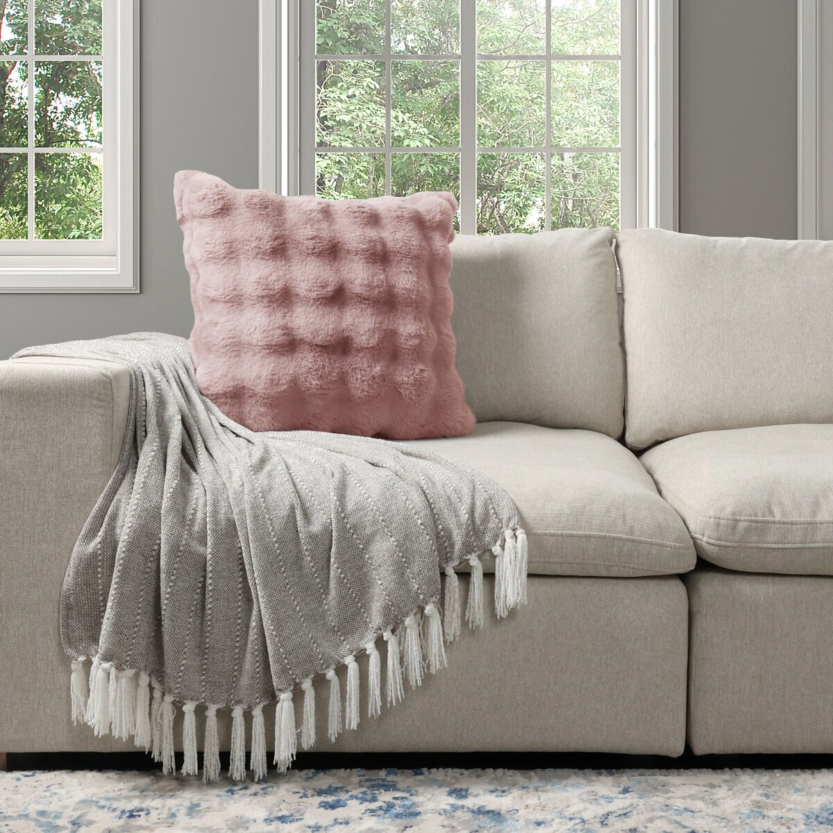 フェイクファークッション 50 x 50cm ライトピンク